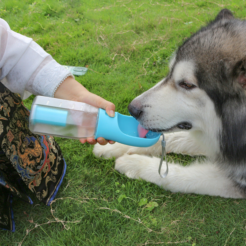 Portable Dog Water Bottle with Waste Bag Dispnser – 600ml Leakproof Pet Travel Feeder with Lanyard
